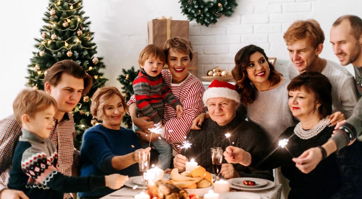Rozmowy przy świątecznym stole. Jakie tematy podejmują Polacy?