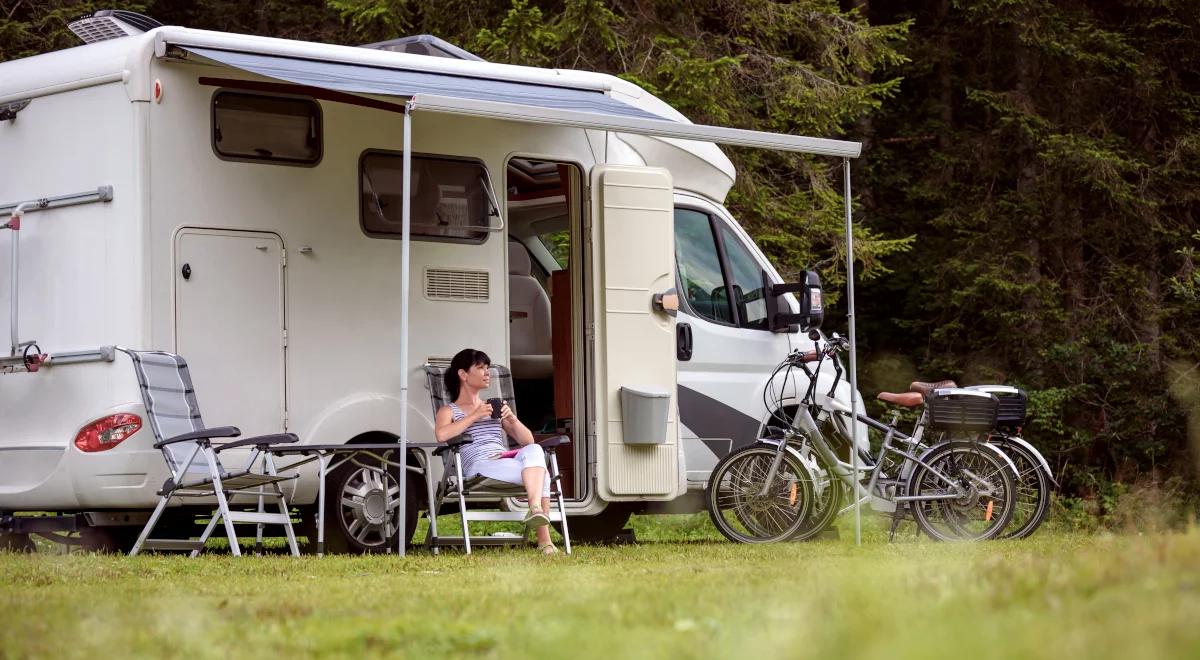Kamper lub houseboat: super opcje na majówkę!
