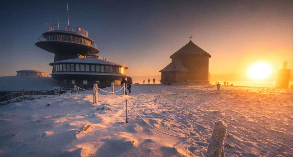 Samotnia w drodze na Śnieżkę – malownicze Karkonosze