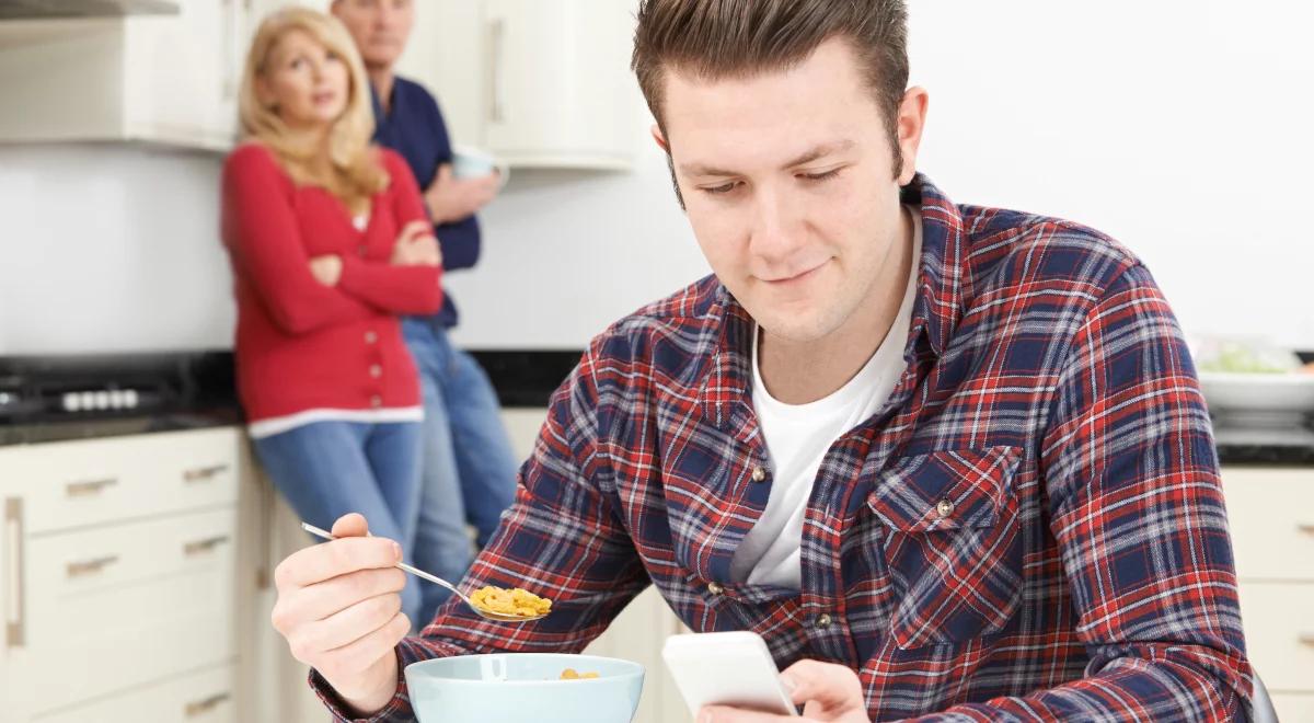 Duże dzieci. Dlaczego Polacy tak późno opuszczają rodzinne gniazdo?