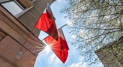 "Sygnały dnia" w Dzień Flagi: biało-czerwono od morza po Tatry, polskie flagi powiewają także poza granicami kraju
