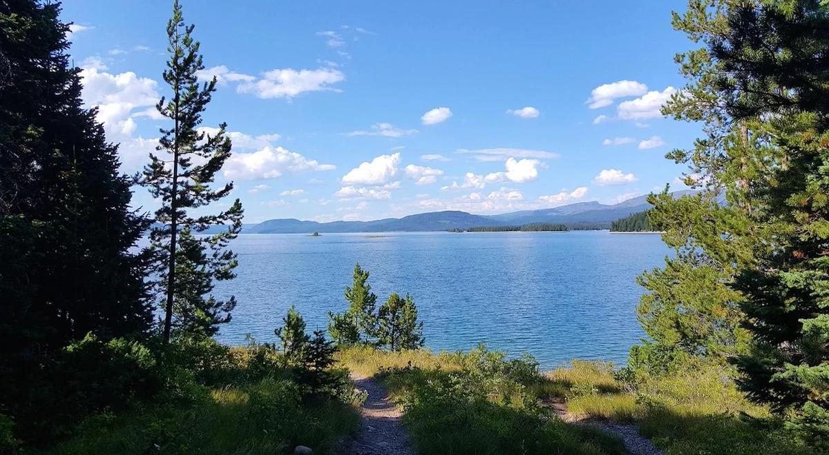 Jezioro z historią. Podlegnickie Jezierzany na sprzedaż 