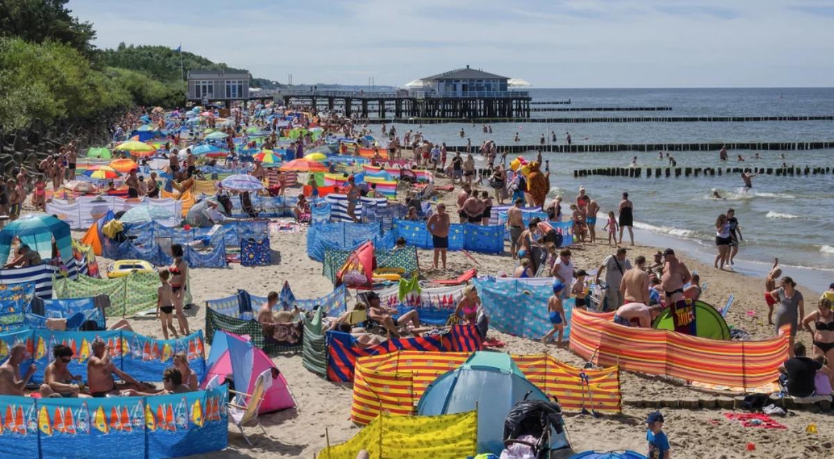 Parawaning – polska wakacyjna tradycja. Dlaczego odgradzamy się na plaży?