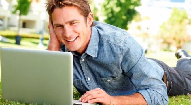 Rośnie pokolenie narcyzów. Opętańczo zbierają "lajki"