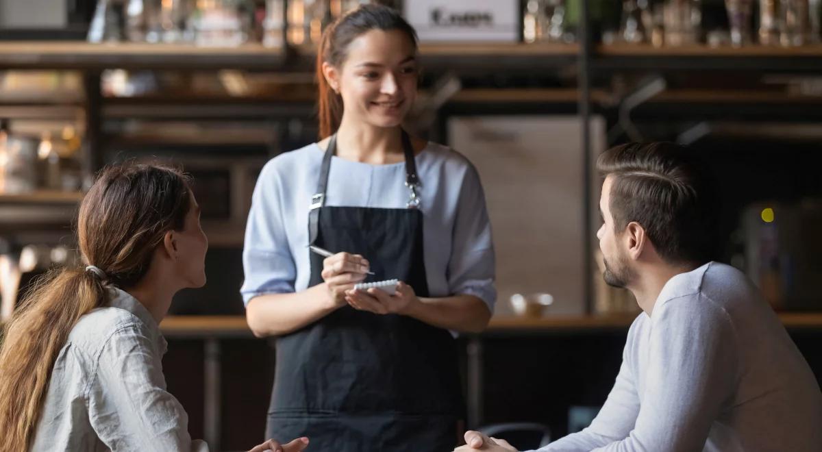 Na "ty" w restauracji i w pracy. Moda na skracanie dystansu