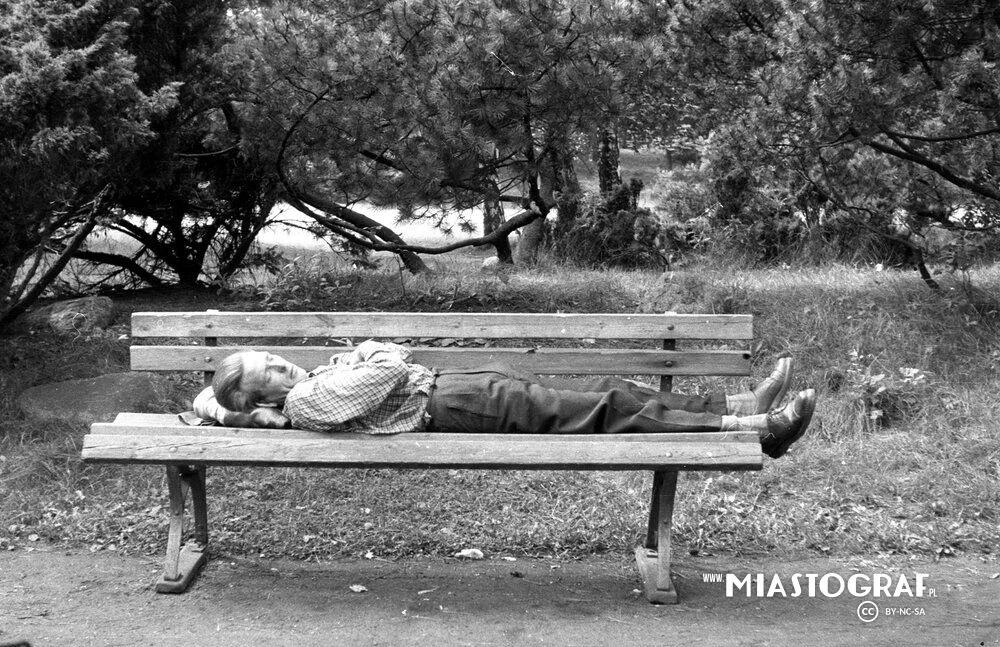 Drzemka na ławce 70 lat temu - fotografia Wacława Łukaszewicza