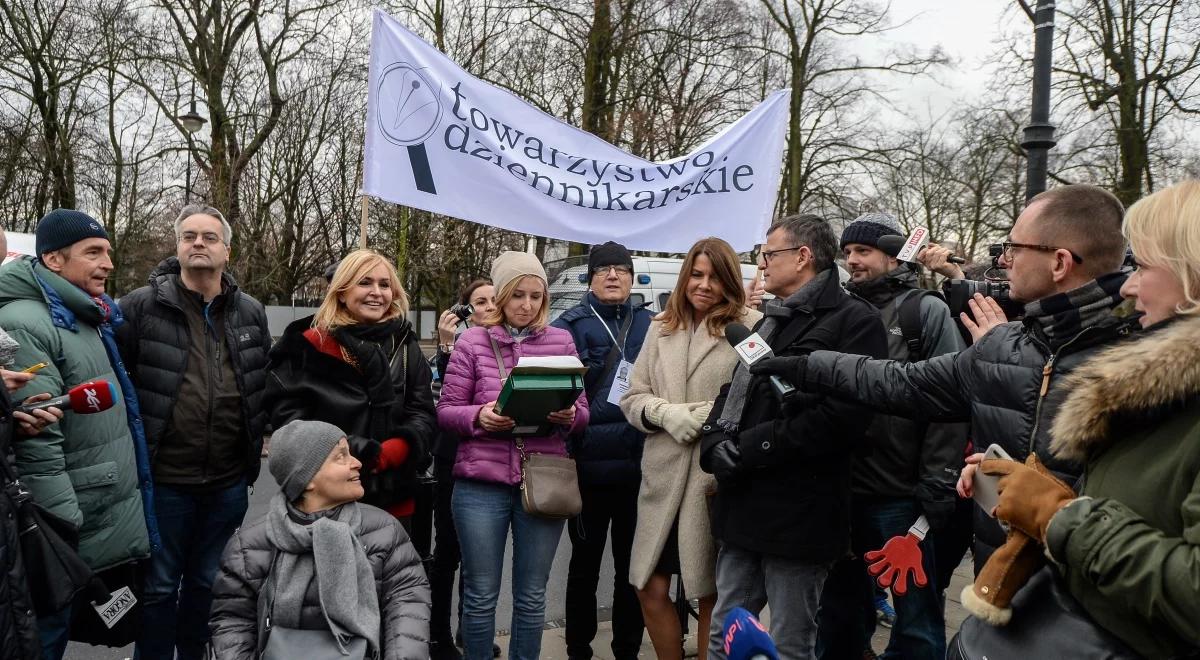 Protest dziennikarzy przed Sejmem. "Media stanęły ponad podziałami"