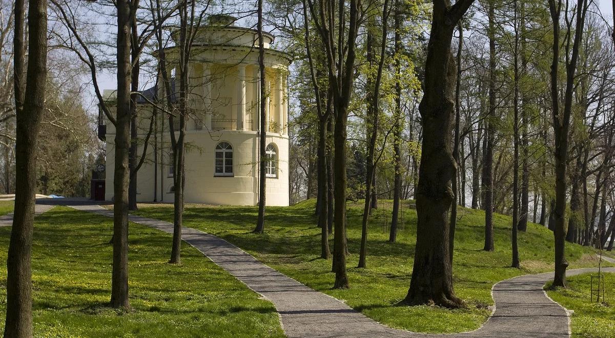 Zarzecze – pałac Dzieduszyckich, w którego wnętrzach świeciło słońce i padał deszcz