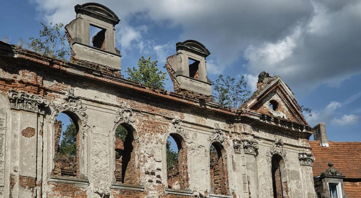 Goszcz. Tajemnicza skrzynia w ruinach pałacu
