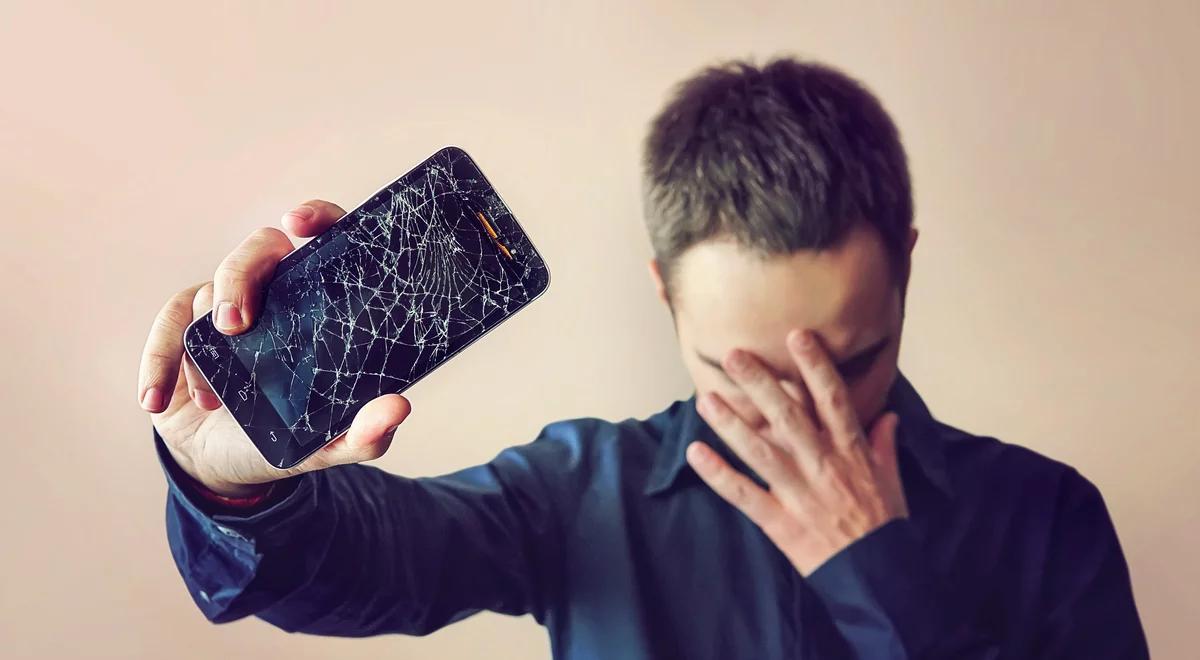 Rozbity ekran i zalany telefon. Co zrobić, żeby nie stracić danych?