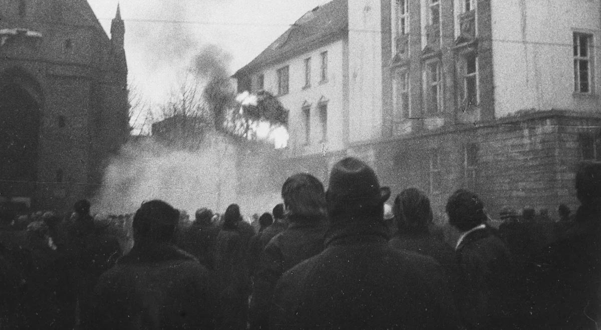 Rewolta grudniowa gitarą i piórem