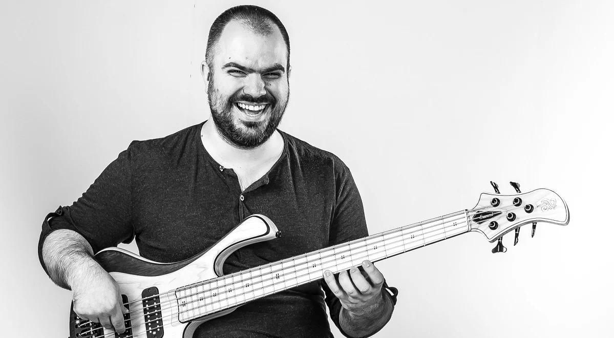 Bartozzi Wojciechowski – ciekawy wiedzy mistrz gitary basowej