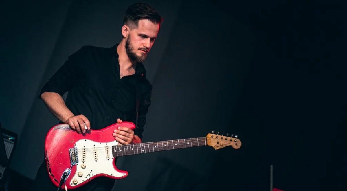 Kacper Stolarczyk: gram na gitarze dzięki Stingowi