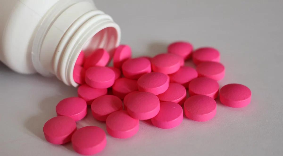 Skąd tabletka wie, co ma leczyć?