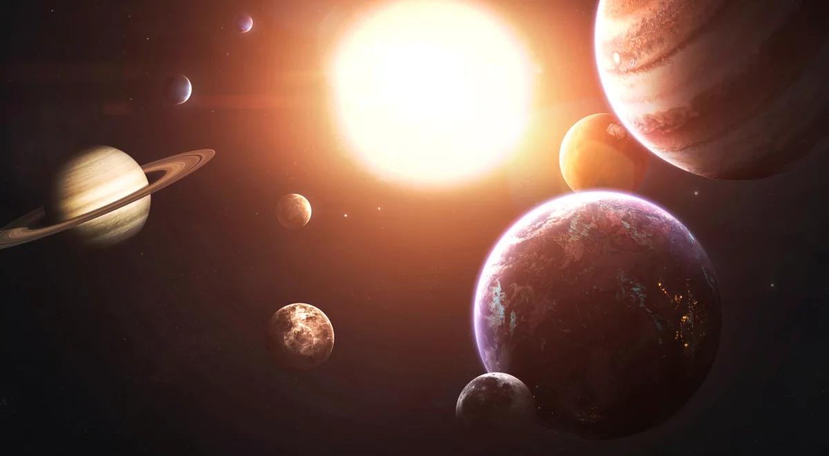 Czy odległości w kosmosie ciągle się zmieniają?