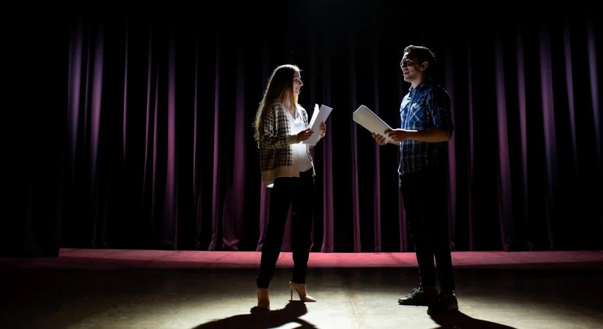 Sztuki teatralne. Jak wygląda ich pisanie na scenę, dla radia i telewizji?