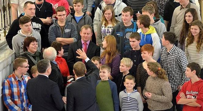 Co młodzi myślą o społeczeństwie i demokracji?