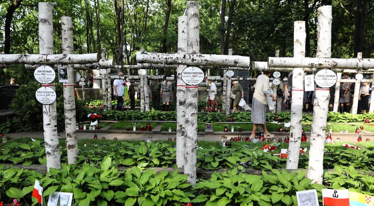 Mogiły, których nikt nie odwiedza. Reportaż "Pamięć o tych, którzy żyli przed nami" [POSŁUCHAJ]