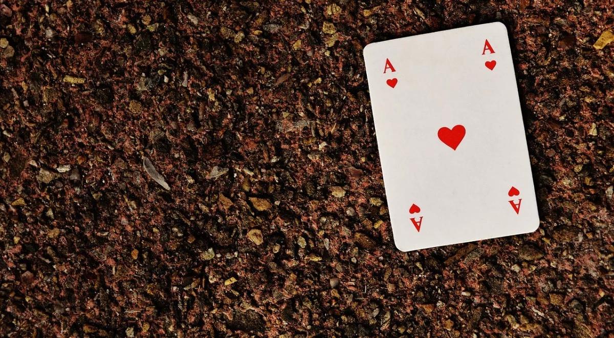 Czego jest więcej: atomów na Ziemi, gwiazd czy kombinacji kart w talii?