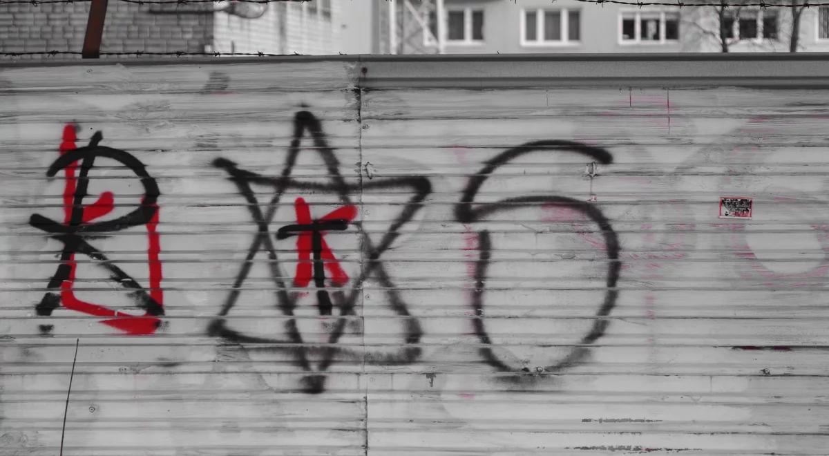 Kibicowskie graffiti w Łodzi: malowane, zamalowywane, przemalowywane i fotografowane