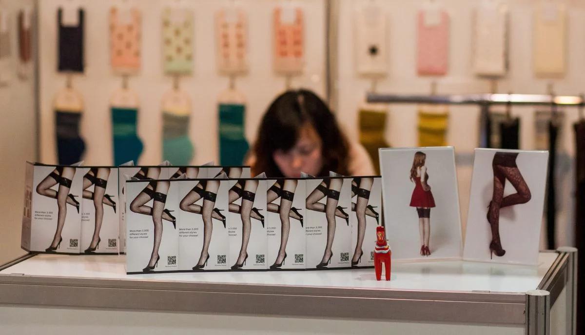 Kolorowe rajstopy znowu w modzie. Jak dopasować je do stylizacji?