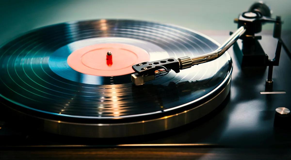 Muzyka, która żyje na sprzęcie, który żyje: dlaczego kochamy winyle i muzyczny sprzęt vintage