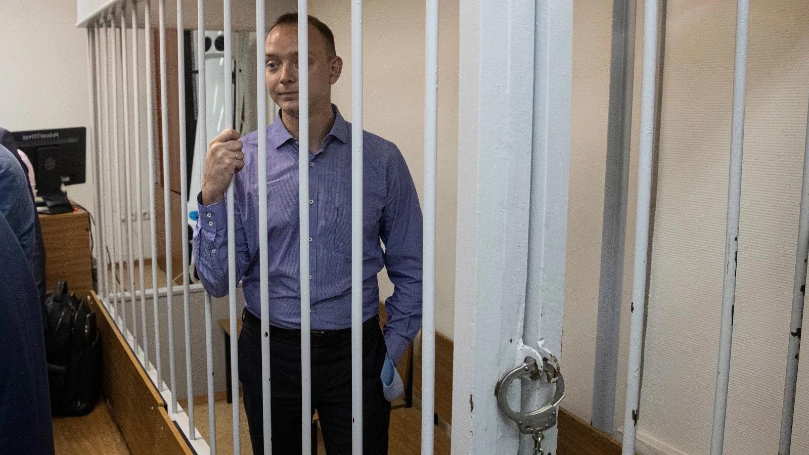 Rosyjski dziennikarz podejrzany o zdradę stanu. "Nie doczekamy się jawnego, otwartego procesu"