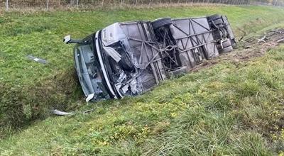 Dachowanie autobusu na autostradzie A4. Są ranni