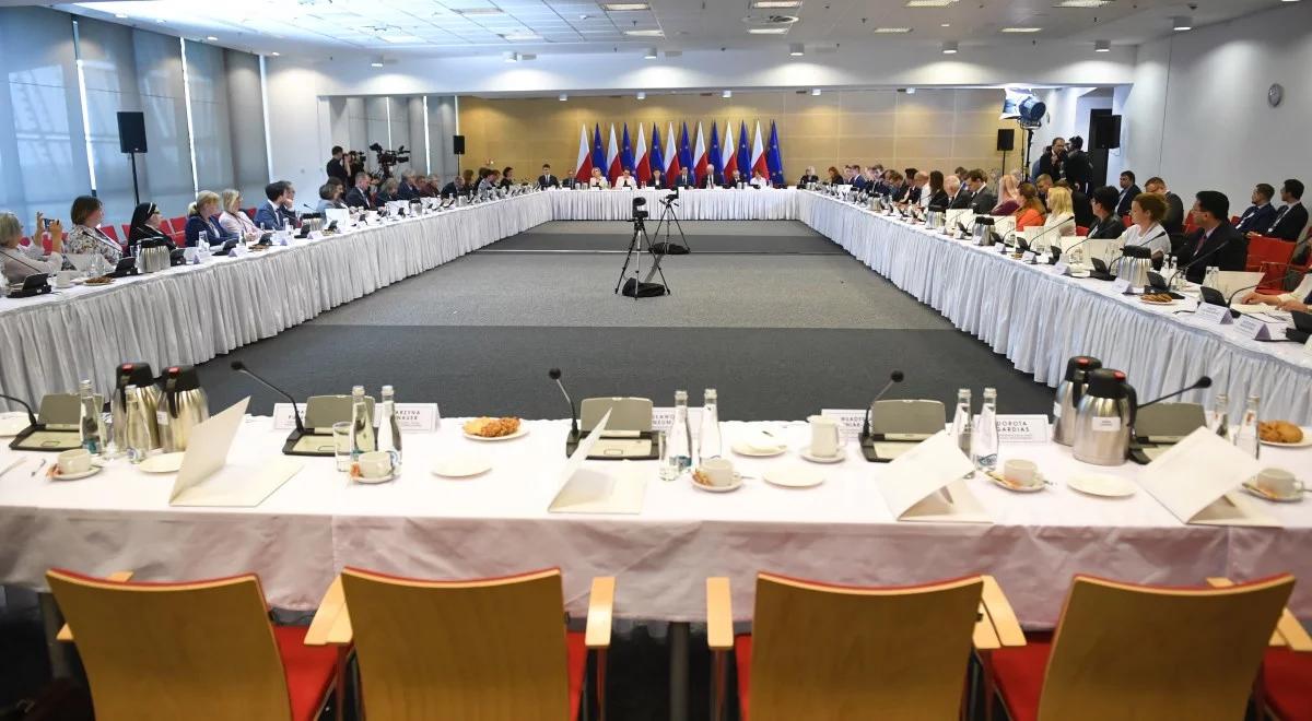 Po okrągłym stole ws. oświaty. Komentarze polityków w Trójce