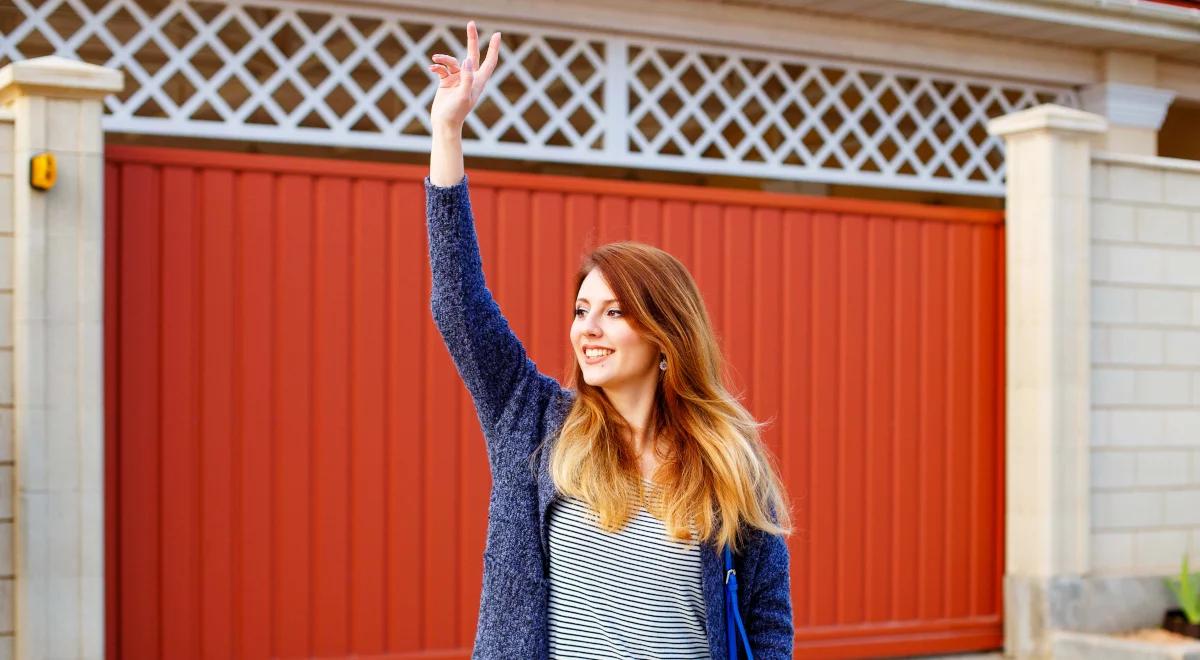 Coraz mniej mówimy sobie "dzień dobry". Przyczyną nie tylko brak manier