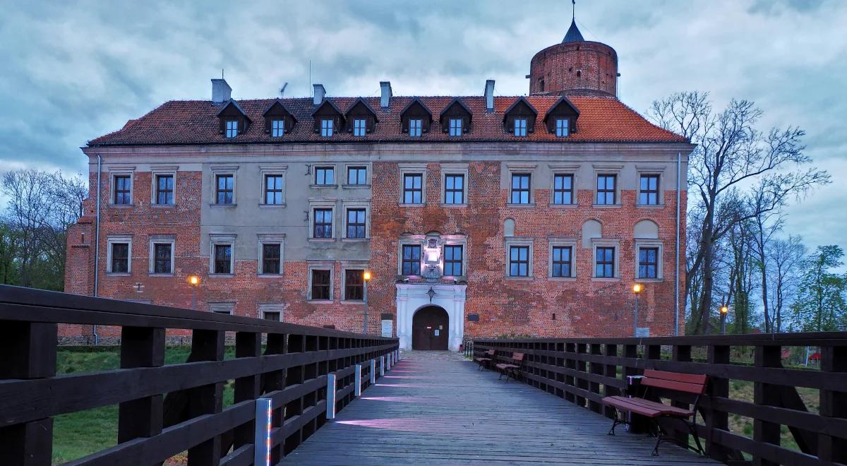 Uniejów. Tu Białą damę spotkasz także za dnia