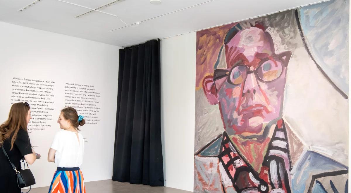 Optyka i kolor. Prace Wojciecha Fangora dostępne w Toruniu