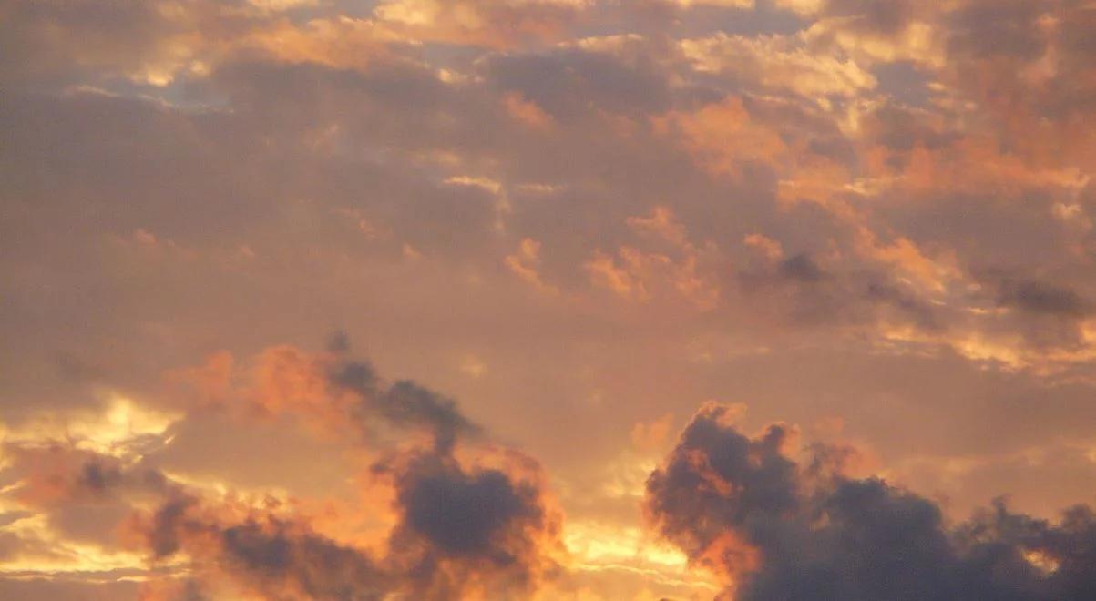 Nocne niebo rozcieńczone światłem