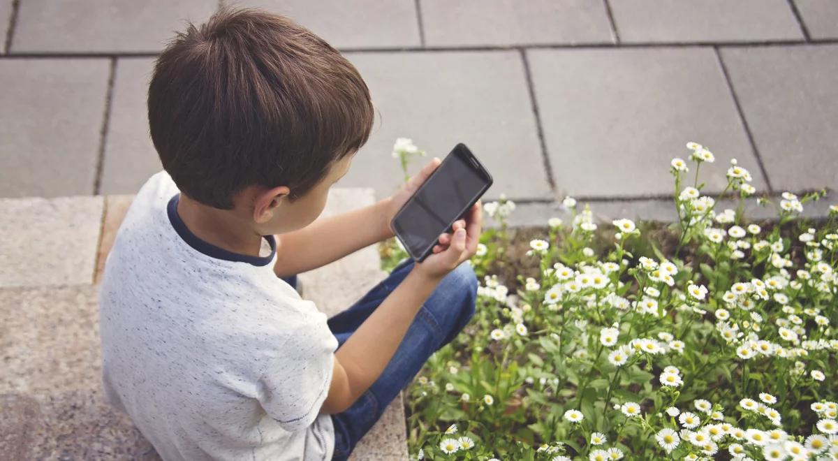 "Smartfonowa szyja" – czym jest i jak jej uniknąć?