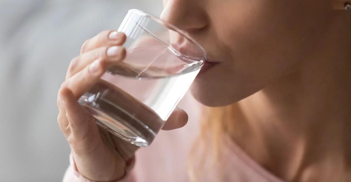 Bez wody nie możemy żyć, ale pijemy jej za mało. Z czego to wynika?