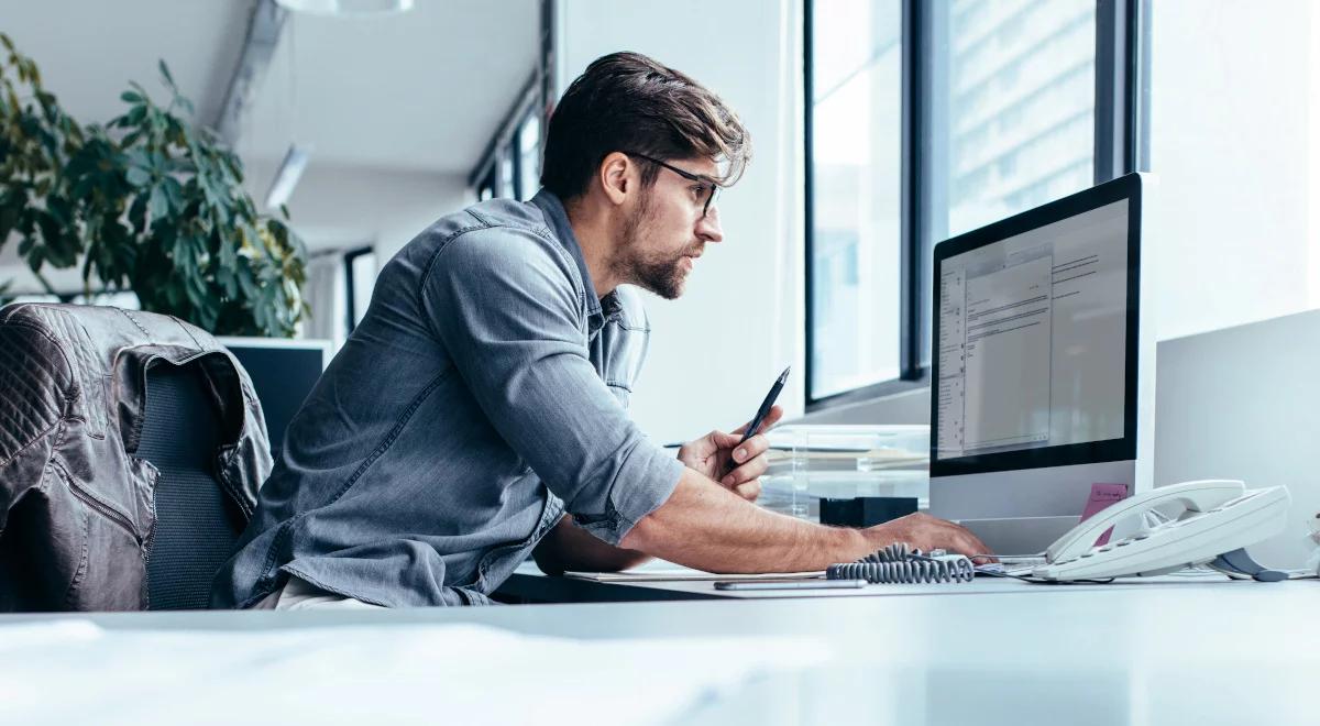 Oszustwa w mediach społecznościowych. Nie daj się naciągnąć!