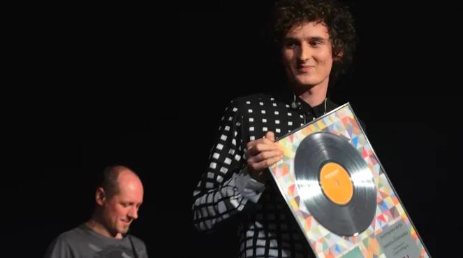 Dawid Podsiadło odebrał platynową płytę za "Comfort And Happiness"