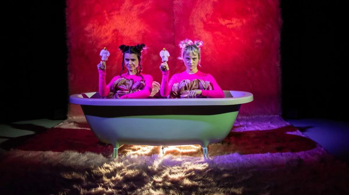 Spektakl "Jak płakać w miejscach publicznych" - o rzeczach poważnych przez śmiech