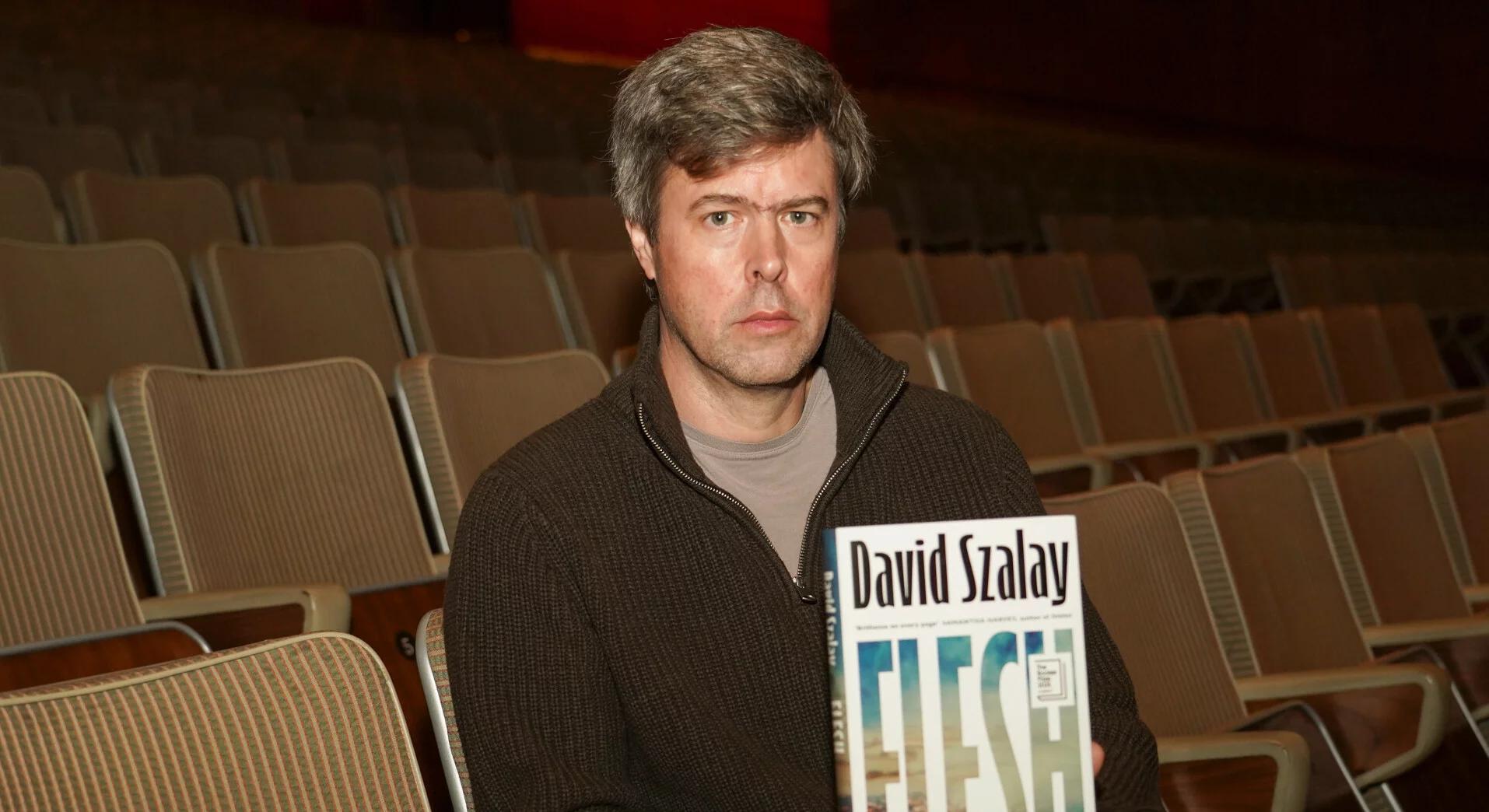 David Szalay laureatem Nagrody Bookera. "Zadaje pytanie, co napędza życie"