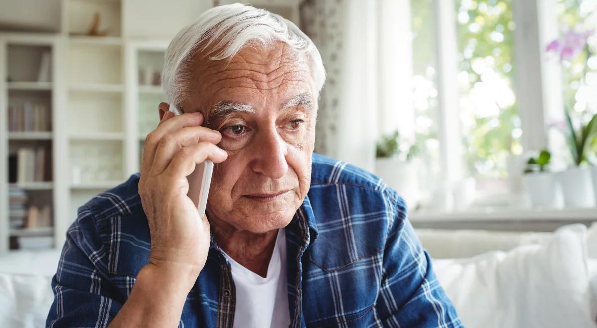 Kiedy rozmowy z bliskimi już nie pomagają. O psychoterapii przez telefon  