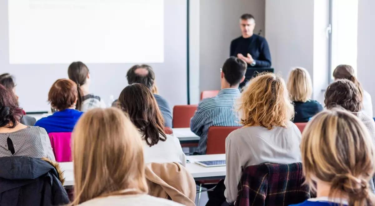 Wystąpienia publiczne: koszmarny stres, który można opanować?