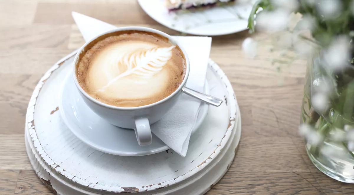 Jak smakuje kawa w miniaturowej kawiarni?