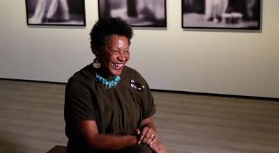 Carrie Mae Weems. Od zdjęć kuchennego stołu do National Medal of Arts