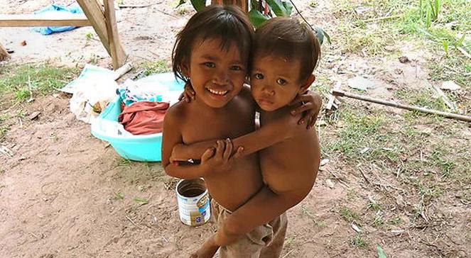 Być położną w Kambodży, czyli opowieść o noszeniu czapek w upalne dni