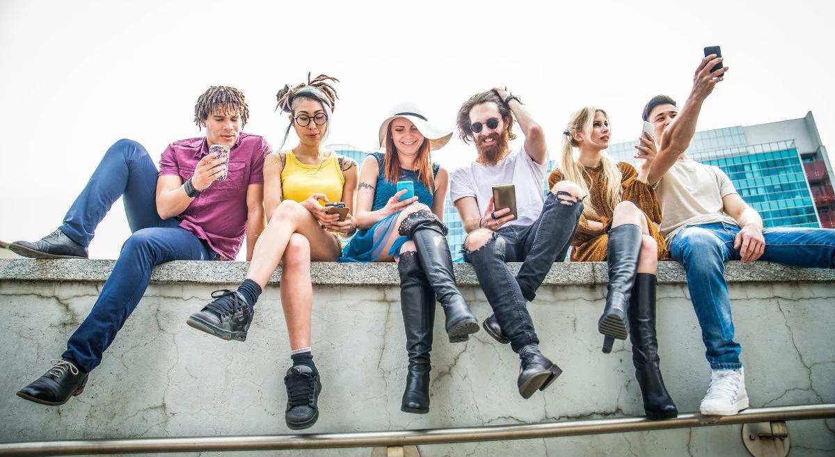 Jakie będzie Młodzieżowe Słowo Roku 2023? Delulu, baza, slay, a może zgerypała lub bambik?