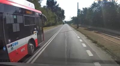 Szokujące zachowanie kierowcy miejskiego autobusu. To był dopiero początek [WIDEO]