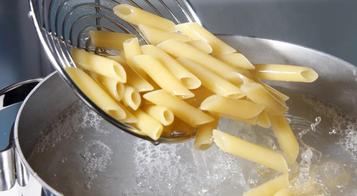 Czy przez makaron woda mocniej wrze? 
