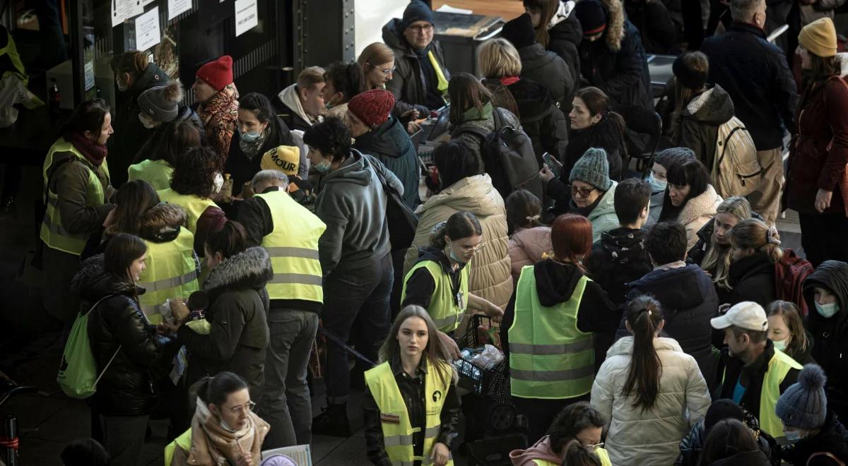 Przed laty przyjechali za pracą, dziś pomagają uchodźcom. Posłuchaj reportażu