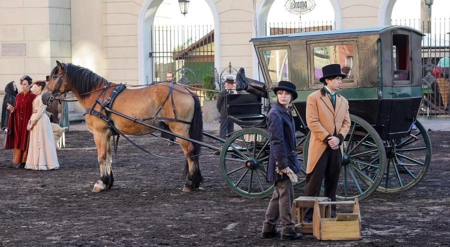Sklep Wokulskiego, powozy i szyldy z XIX wieku. Trwają prace nad "Lalką"