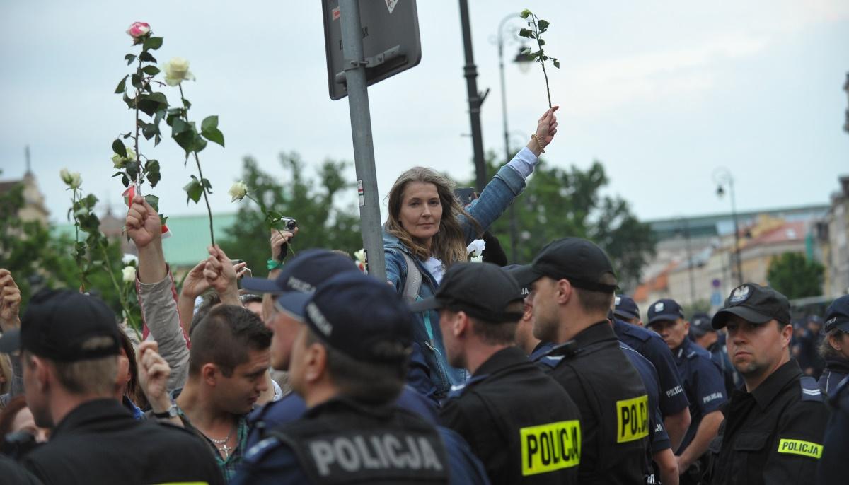 Politycy o sobotnich wydarzeniach na Krakowskim Przedmieściu. "One nas nie łączą"